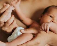 Contacto piel a piel: el inicio perfecto para la vida de los bebés y de sus madres, lea sobre su importancia