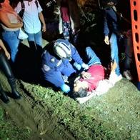 Motociclista, lesionado al estrellarse contra un derrumbe y un árbol en Caldas