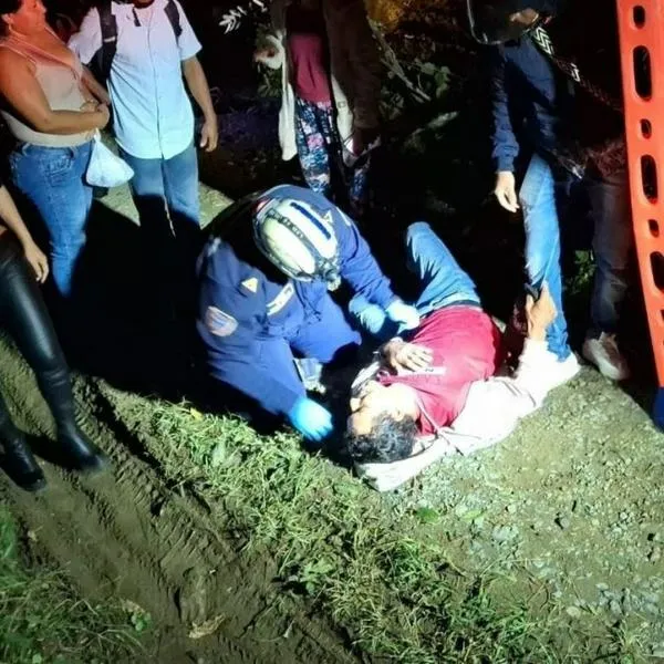 Motociclista, lesionado al estrellarse contra un derrumbe y un árbol en Caldas