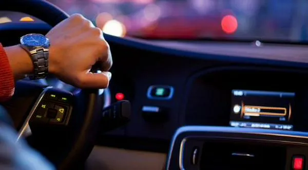 Conductores y motociclistas podrán usar el celular sin ser multados bajo nueva condición