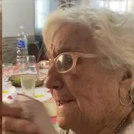 Mujer de 98 años conmueve con su tierna reacción al escuchar una canción