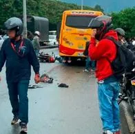 Grave accidente en Medellín entre furgón, bus y moto dejó dos muertos: cómo fue