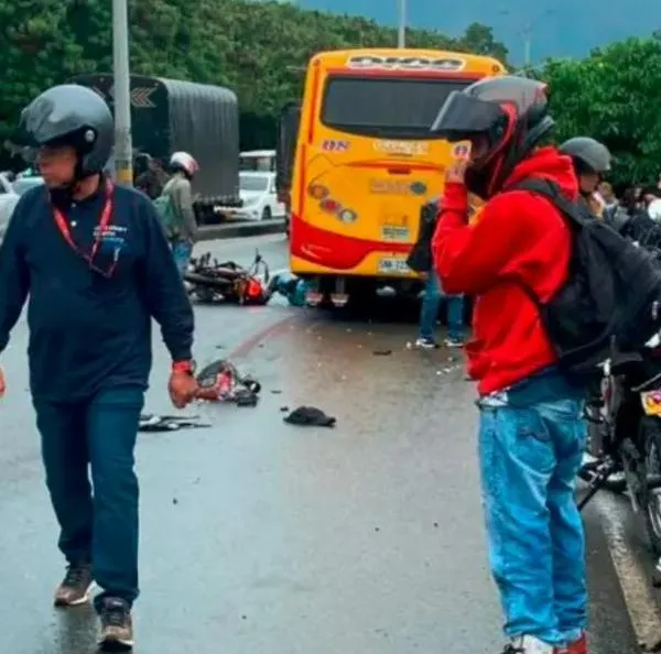 Grave accidente en Medellín entre furgón, bus y moto dejó dos muertos: cómo fue