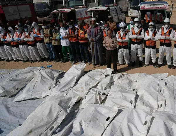 Gaza entierra 41 cuerpos sin poder identificarlos, mientras Israel exige acelerar la entrega de los cadáveres