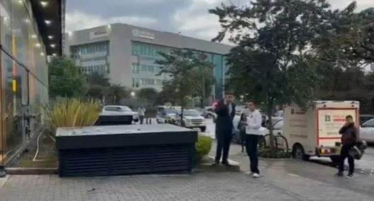 En este lugar al frente del búnker de la Fiscalía (Bogotá) asesinaron a un sujeto vinculado con lavado de activos