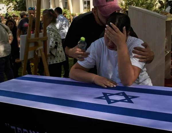 Hamás devuelve los restos mortales de un rehén ya entregado; Israel convoca una reunión urgente