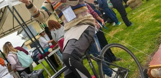 "Es un invento genial": la bicirrueca transforma el pedaleo en el arte de hilar la lana de oveja