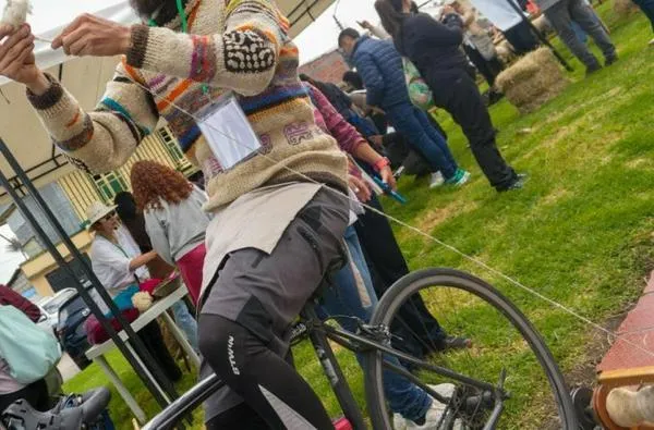 "Es un invento genial": la bicirrueca transforma el pedaleo en el arte de hilar la lana de oveja