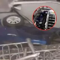 Así quedó el carro que cayó de lo alto en un centro comercial de Paraguay