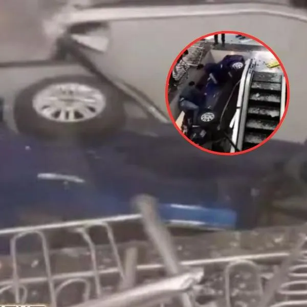 Así quedó el carro que cayó de lo alto en un centro comercial de Paraguay