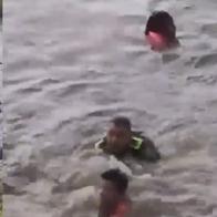 Momento del rescate de una mamá y su bebé de 10 meses en un río de Bogotá