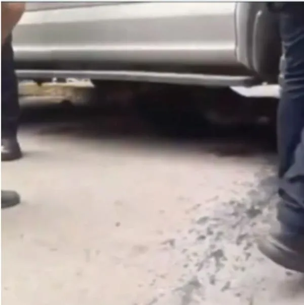 Robos Bogotá hoy: ladrón intentó robar y le tocó esconderse debajo de un carro