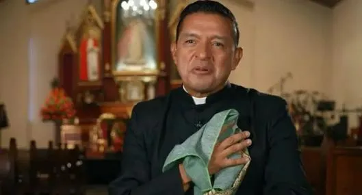 Le dispararon a carro en el que iba padre 'Chucho' en Ecuador y vivió susto: "Lo peor de mi vida". Increíblemente ninguna bala lo alcanzó.