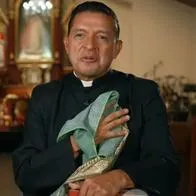 Le dispararon a carro en el que iba padre 'Chucho' en Ecuador y vivió susto: "Lo peor de mi vida". Increíblemente ninguna bala lo alcanzó.