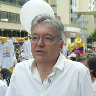 Le caen a Cárdenas por ofrecer 400.000 casas sin cuota inicial; incurriría en delito electoral por una posible compra de votos.