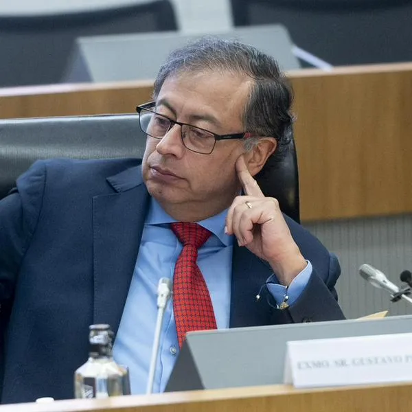 Avión presidencial y delicada situación con Petro a bordo yendo a Arabia