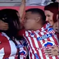 Hincha del Junior volvió a aparecer en la kiss cam, besó a sus dos novias y les propuso matrimonio en el estadio Metropolitano Roberto Meléndez.