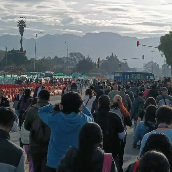 Transmilenio cierra por protestas de moteros en Bogotá: la ciudad colapsó