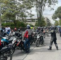 Videos muestran caos que armaron motociclistas en Bogotá: hacen plan tortuga y trancaron la ciudad. Transmilenio está afectado.