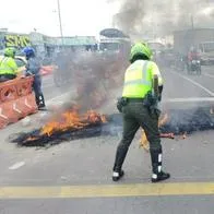 Motociclistas queman llantas en la avenida Las Américas, en el occidente de Bogotá por la restricción de parrillero para el fin de semana de Halloween.