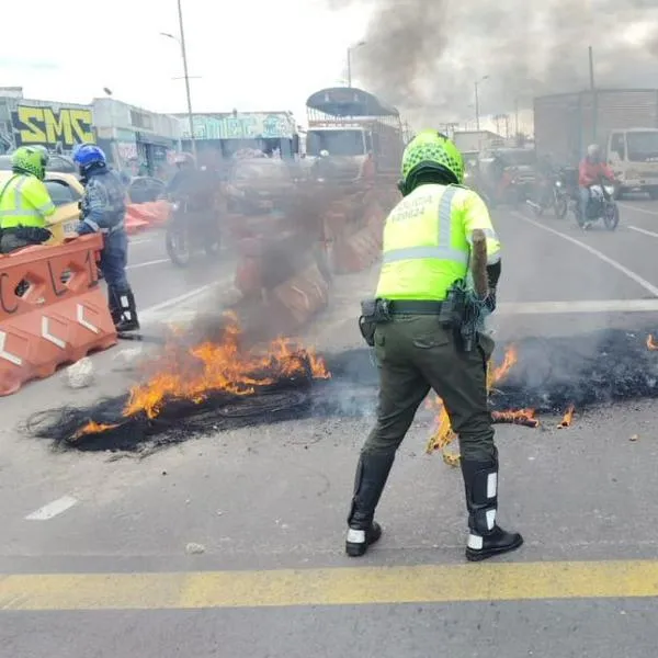 Motociclistas queman llantas en la avenida Las Américas, en el occidente de Bogotá por la restricción de parrillero para el fin de semana de Halloween.
