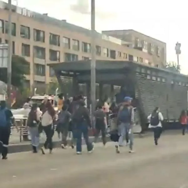 Protestas de motociclistas en Bogotá hoy: personas tuvieron que caminar por la NQS por cierre de Transmilenio este 30 de octubre.