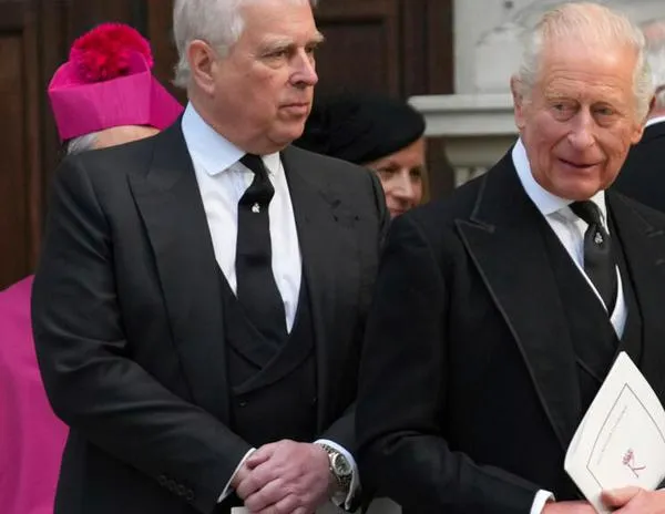 Carlos III despoja a su hermano Andrew de todos sus títulos y lo expulsa de su residencia real