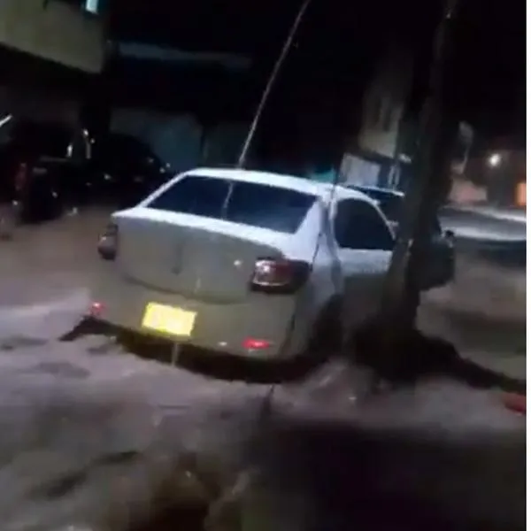 Desbordamiento río en Belén, Boyacá: videos del agua se llevó hasta los carros