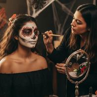 Riesgos del maquillaje de disfraces y cómo proteger la piel en Halloween hoy