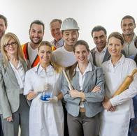 Grupo de trabajadores en distintas profesiones y oficios, para contextualizar reducción del desempleo en septiembre