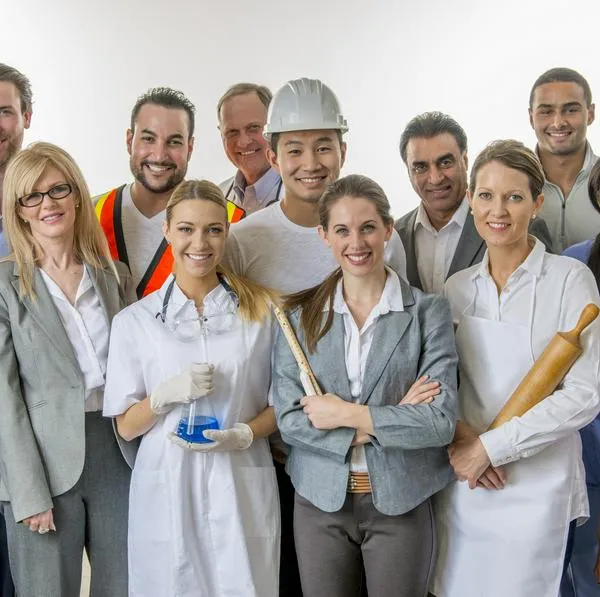 Grupo de trabajadores en distintas profesiones y oficios, para contextualizar reducción del desempleo en septiembre