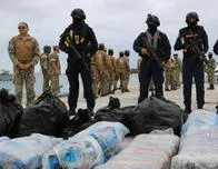 Ecuador incauta diez toneladas de cocaína y armas frente a las costas de Galápagos