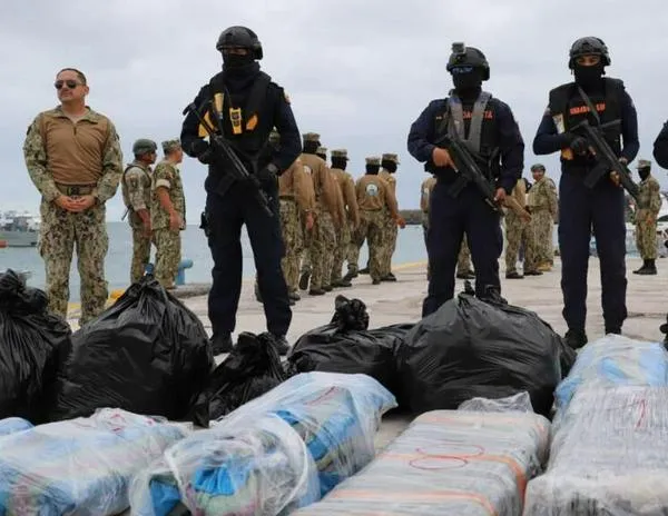 Ecuador incauta diez toneladas de cocaína y armas frente a las costas de Galápagos