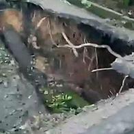 Así quedó la vía Bogotá-Bucaramanga por unos cráteres que aparecieron en la carretera. Hubo cierre total del tramo