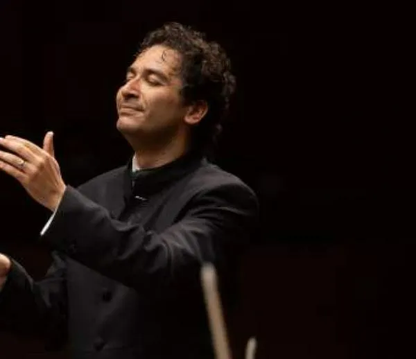 Andrés Orozco, director de música que dirige con el cuerpo y se va de gira por España con Orquesta de Italia