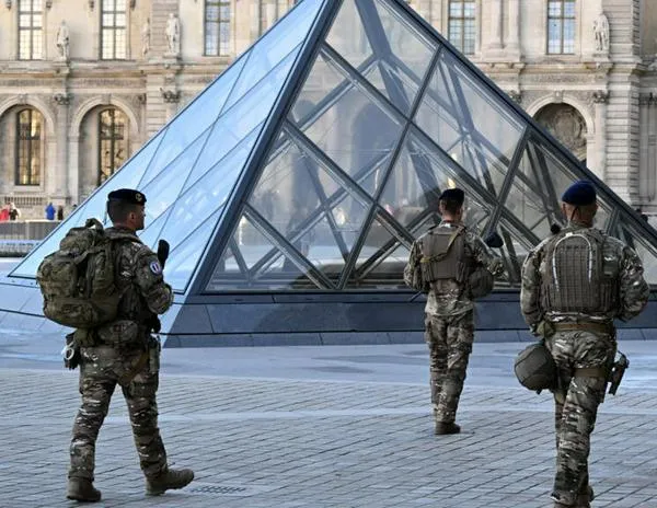Mujer de 38 años es imputada por el robo de joyas en el Louvre