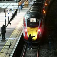 Pasajeros de un tren en Reino Unido fueron atacados a cuchillo por dos hombres