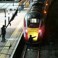 Pasajeros de un tren en Reino Unido fueron atacados a cuchillo por dos hombres