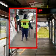 Celadora de Transmilenio insulta a usuaria que la grababa