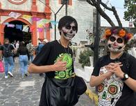 Mixquic honra a sus muertos mientras lidia con el turismo masivo