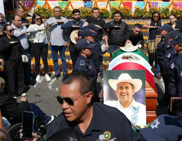 Protestas en México: exigen justicia y fin a la violencia tras el asesinato de un alcalde en Michoacán