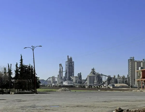 El gigante cementero Lafarge enfrenta juicio en Francia por presunto financiamiento al Estado Islámico