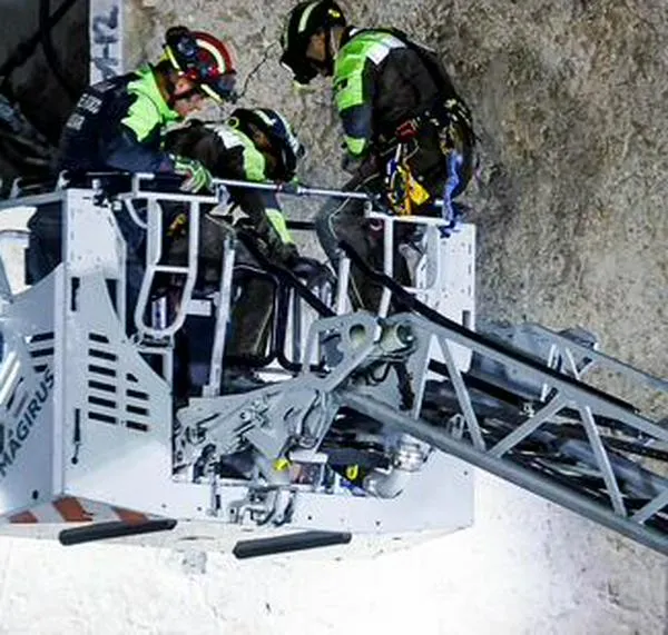 Rescatan al trabajador atrapado en el derrumbe de la Torre dei Conti, en Roma