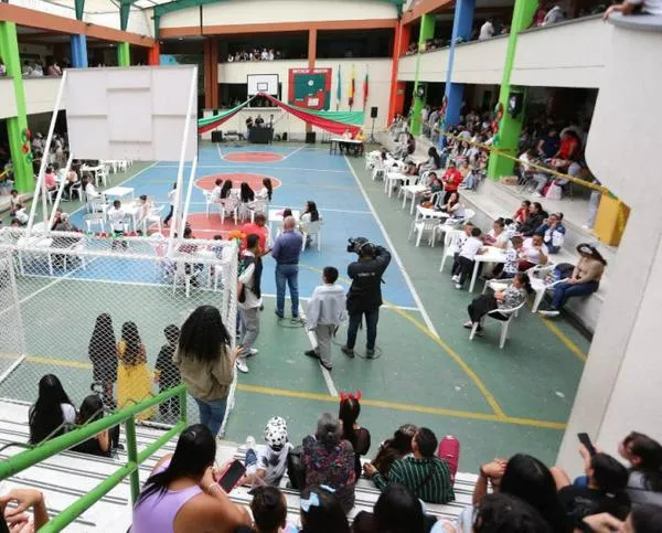 Este colegio de Manizales les abre las puertas a los emprendedores y disfrutan y ganan en comunidad