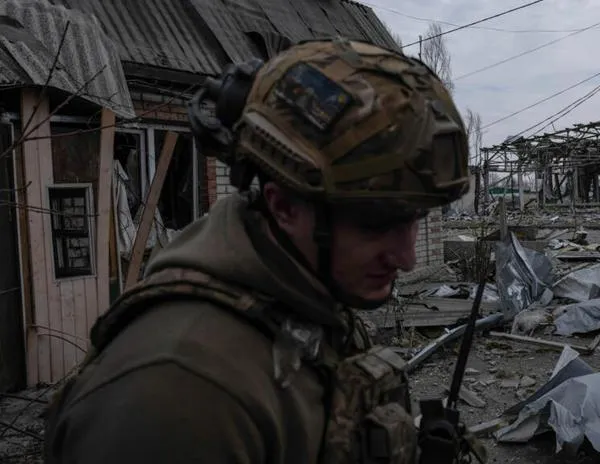 Zelenski visita a las tropas que luchan por contener los ataques rusos en Pokrovsk