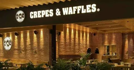 Altercado en Crepes & Waffles: pareja gay que se besó acusa a madre de familia