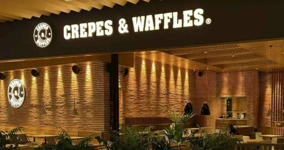 Altercado en Crepes & Waffles: pareja gay que se besó acusa a madre de familia
