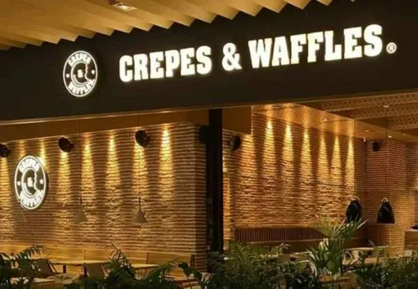 Altercado en Crepes & Waffles: pareja gay que se besó acusa a madre de familia
