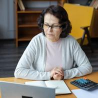 Foto de mujer mayor de 50 años, en nota de qué beneficios tienen los mayores de 50 años en bancos de Colombia, como Popular