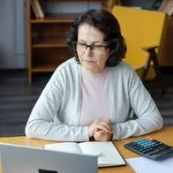 Foto de mujer mayor de 50 años, en nota de qué beneficios tienen los mayores de 50 años en bancos de Colombia, como Popular